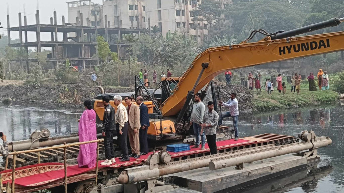 লাল গালিচায় খালে নেমে খননের উদ্বোধন তিন উপদেষ্টার